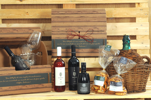 Confezione regalo Baule con vini di puglia, olio extravergine di oliva e taralli di puglia